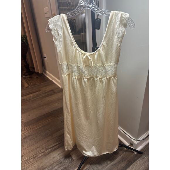 Vintage Ivory Nylon Lace Trim Nightgown / Slip Dress – Made in USA – Size M - Picture 1 of 6